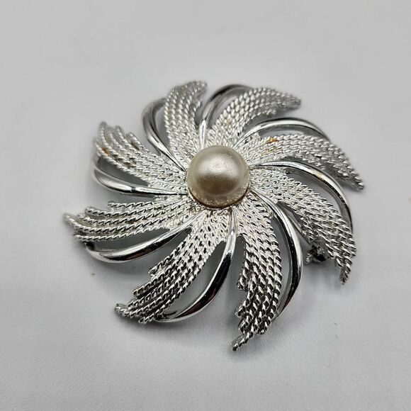 Silver swirl flower brooch - Picture 1 of 3